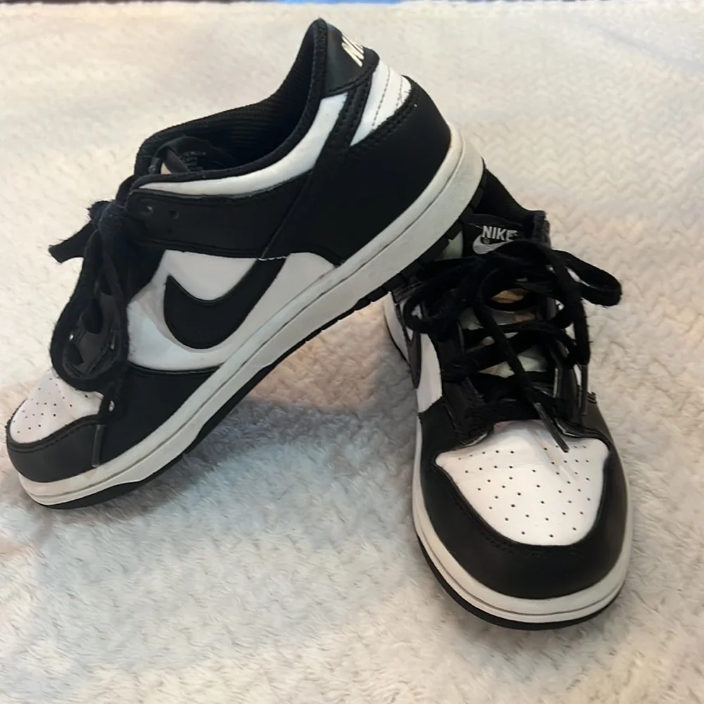 Nike Dunk Low Panda Kids Size 2Y Black White Youth Sneakers Athletic Shoes